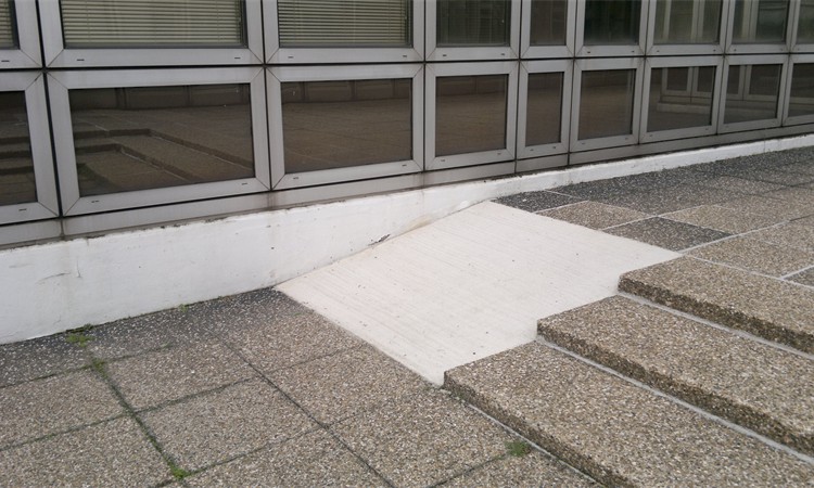steile Rampe, kein Geländer
